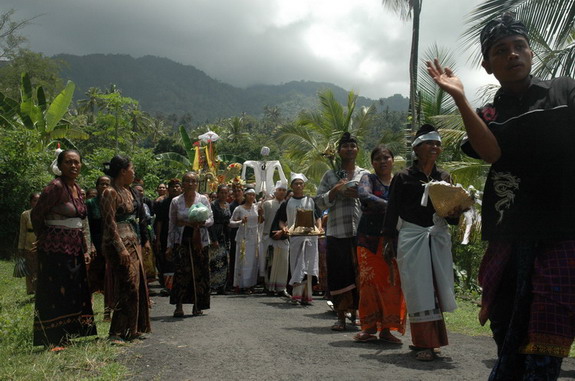 Dolph Kessler - Bali - ceremonie - vissers - buffelraces - 2005 