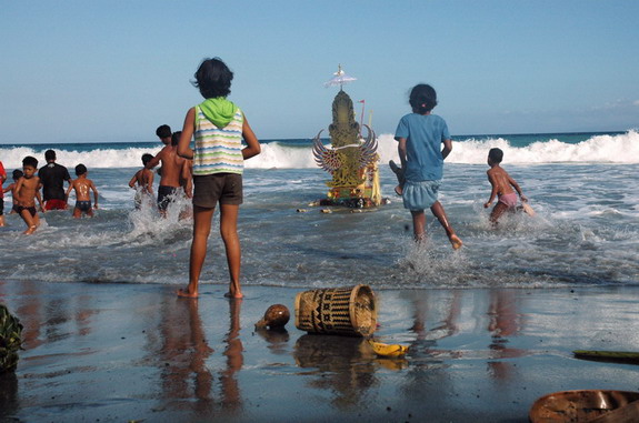 Dolph Kessler - Bali - ceremonie - vissers - buffelraces - 2005 