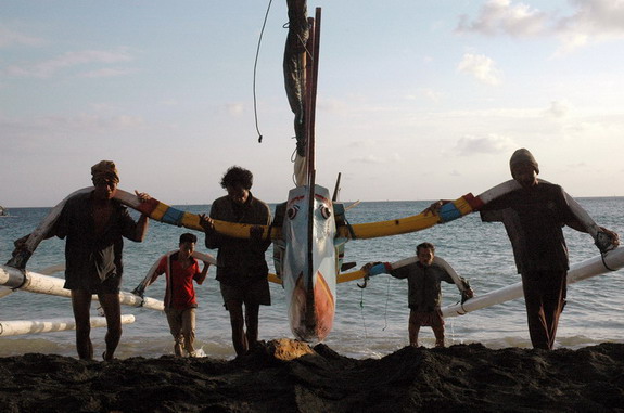 Dolph Kessler - Bali - ceremonie - vissers - buffelraces - 2005 